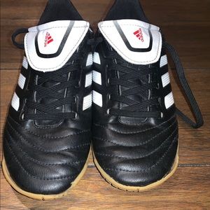 Adidas boys kids shoes size 2.5